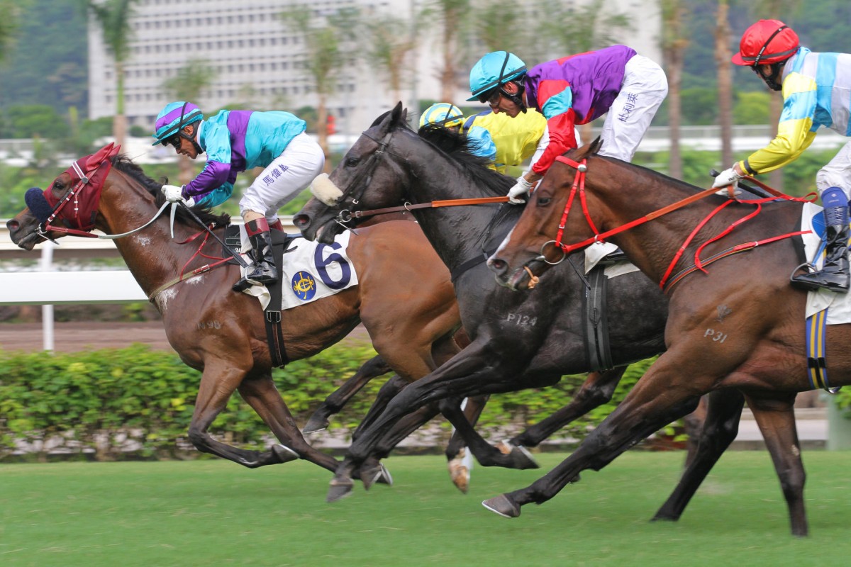 Same World shows surprising dash after being put in a perfect position behind the pacesetters by Weichong Marwing to win the Kwangtung Handicap Cup. Photo: Kenneth Chan