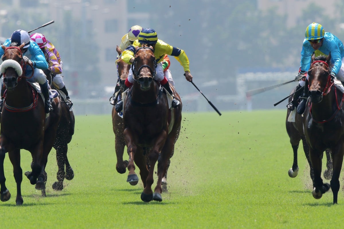 London Master (right) just gets his head down to win for Gerald Mosse. Photo: Kenneth Chan