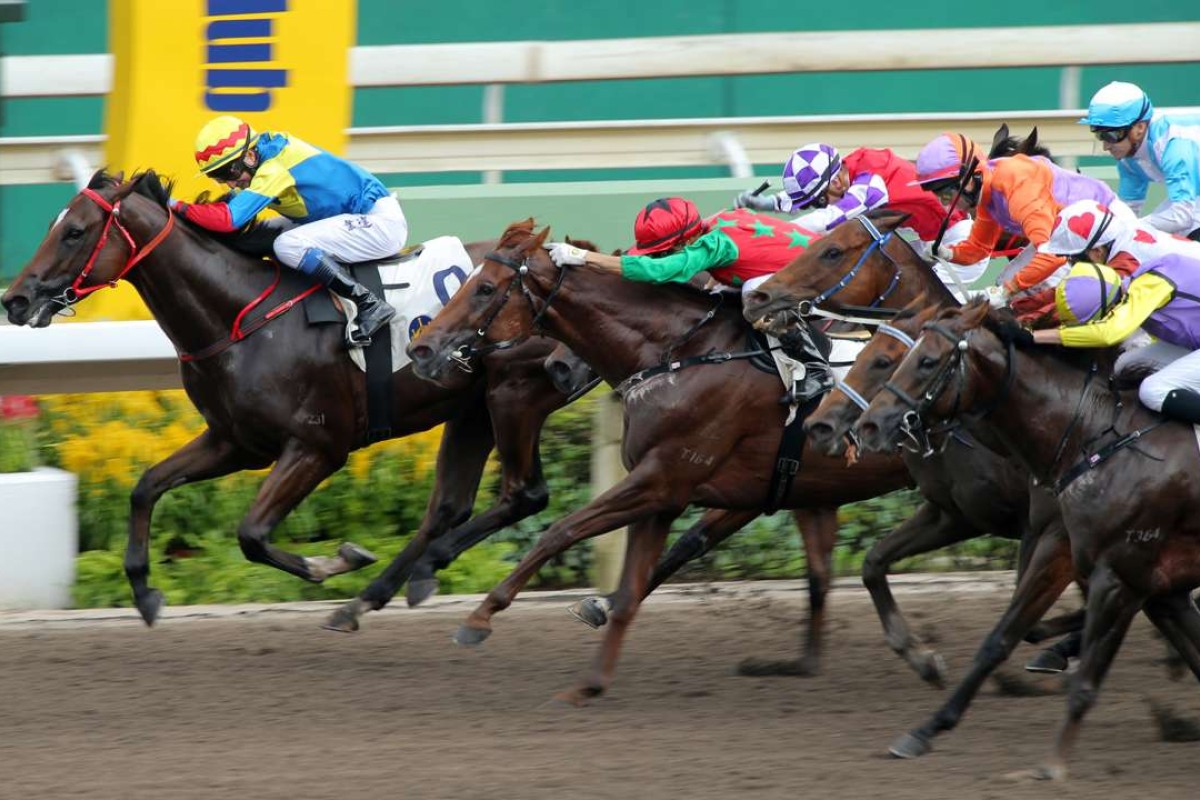 I’m The Won For U (10 on the outside) flashes home last start behind Smiling Glory. The in-form Nash Rawiller can guide him to victory at Sha Tin on Sunday. Photos: Kenneth Chan