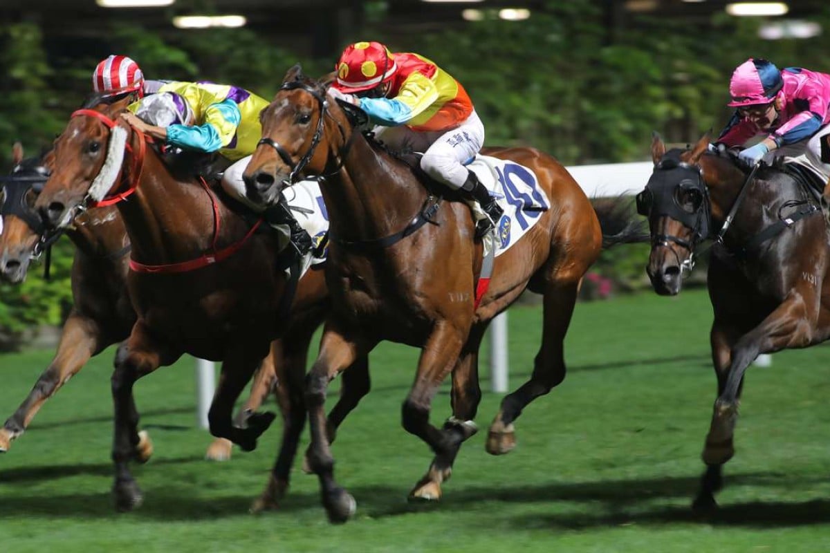 Dylan Mo gets the most out of Golden Sleep (middle) at Happy Valley on Wednesday night. Photos: Kenneth Chan