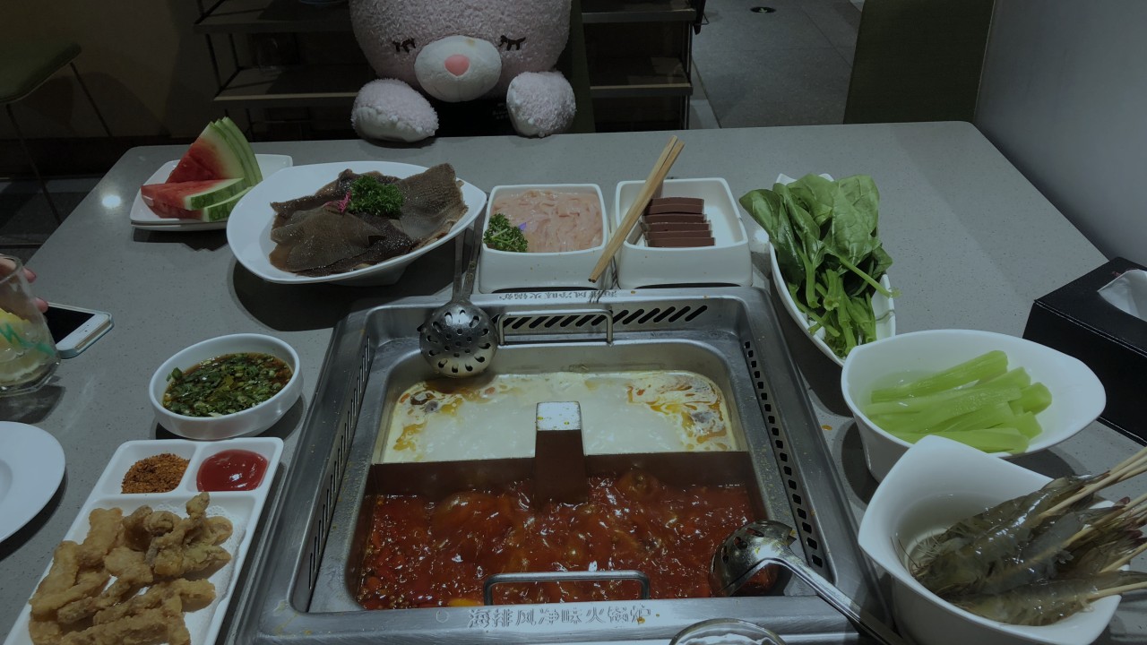 Hotpot, hand treatments and hold’em at the Chinese restaurant trying to raise $700 million