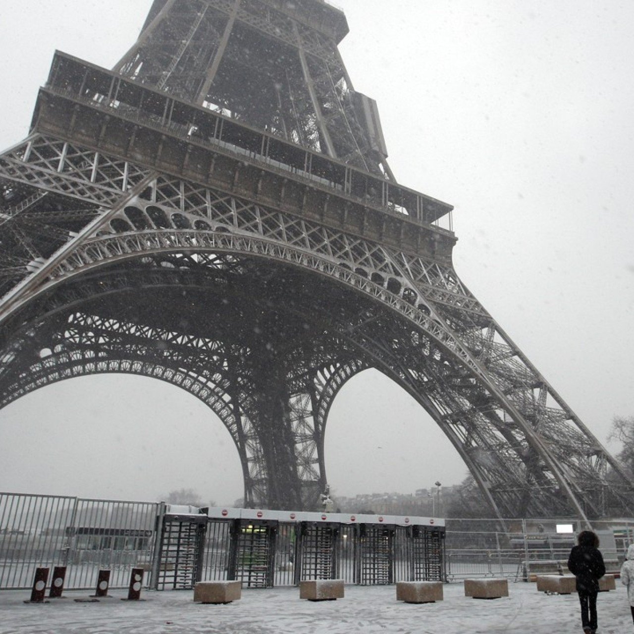 In Pictures A Blast Of Winter Gives Paris A Winter Coat And
